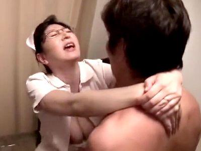 地味メガネで気品がある人妻ナースが背徳不貞の浮気SEX！激ピスで揺れる美巨乳デカパイがエロい！