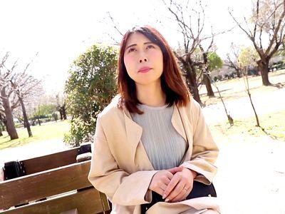 あしに自信がある人妻がお金のためにAV応募！