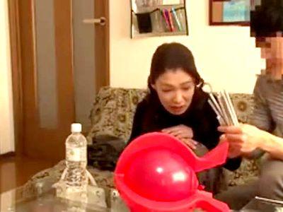 【人妻ナンパ】 スレンダー美熟女をパコ部屋に連れ込み！ゲームで盛り上げてから股間も盛り上げて人妻NTR中出しSEX！