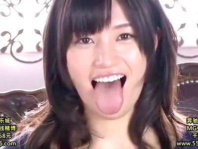 国宝級のおっぱいのお姉さんがベロチュー・ベロキス中心の濃厚SEX！デカチン男のガン突き鬼ピスはベロ関係ないし賛否両論！？