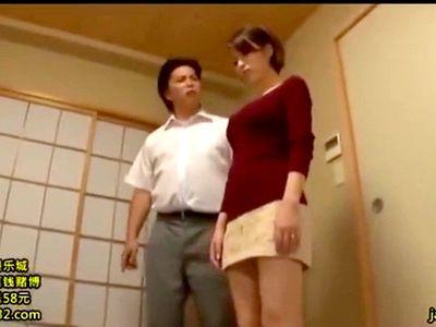 「奥さん、いいカラダしてるねぇ～」デカパイで美人な人妻が息子の担任教師に脅されてマットプレイを無理やり強要される