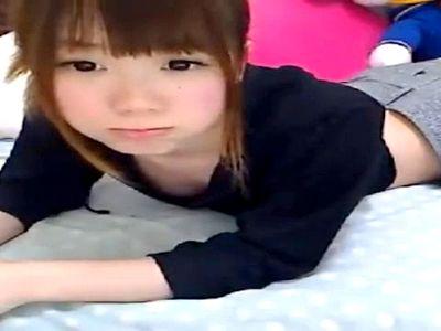 「わたし18歳ですよ」デカ目で超かわいい顔の娘がライチャで瑞々しい美乳おっぱいを笑顔の照れ隠しで恥ずかしそうに見せる