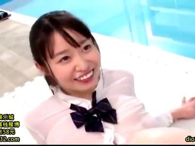 美巨乳おっぱいの制服美少女JKの透け透け乳首を堪能しながらパンティだけ剥ぎ取り制服着衣ハメ！パイパンのエチ穴をガン突き！