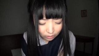 「オラしゃぶれよ」黒髪のかわいいJKちゃんに勃起チンポをしゃぶらせてSEX！制服にブッカケた子種汁を指ですくって舐め取らせる