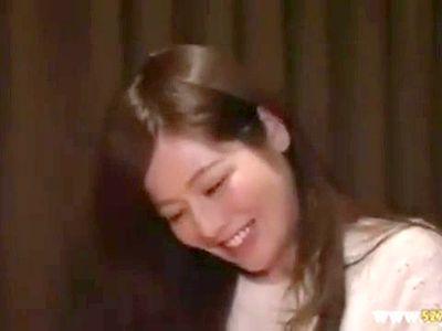 奥さんが欲求不満なのか他人棒を前にしてコタツでモジモジして淫乱ビッチに欲情発情！→狭い部屋でパコ！