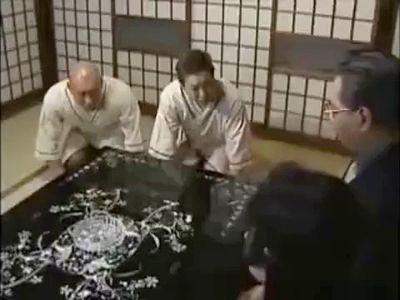 変態夫婦がスワッピング夫婦交換SEXパコ！旦那役にパコられている人妻をのぞき穴で覗いて嫉妬興奮するエロドラマ