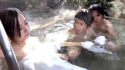 ボインなお姉さんがいたずら好きの悪ガキと温泉でSEX！暴れん棒のマセガキちんぽ気持ちいい！