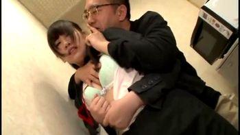 「し～っ…」変態オヤジが美人なOLお姉さんを襲う！恐怖で大した抵抗もできないまま犯されて中出しされてしまう