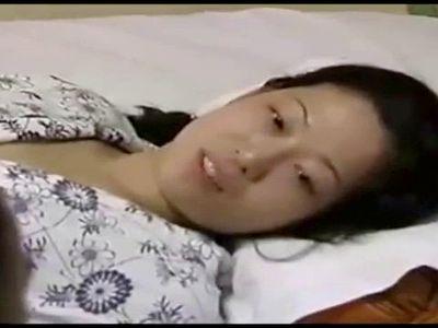 病弱な人妻奥さんを旦那がSEXに持ち込むシーンを覗き見する変態ビッチ家政婦！そして旦那を寝取りのエロドラマ