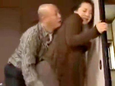 「何するの！やめなさい！」おばさんがハゲ男に無理やりレイプな勢いで雌穴に勃起チンポをねじ込まれる！