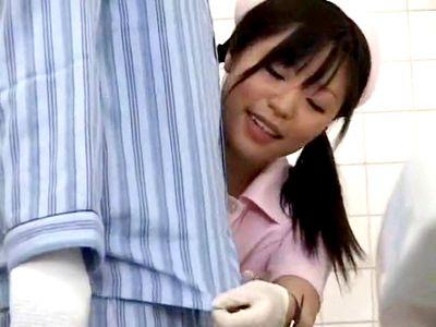 【ベロ射失敗して顔射】患者のおしっこを手伝った看護師ナースお姉さんが欲情発情してご奉仕フェラ！ザーメン射精も手伝うことに！