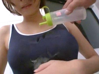 スク水で巨乳おっぱいクビレが目立つ童顔ロリかわいい美少女が目隠しさせられて変態プレイ！練乳とザーメンをお口にイタズラ！