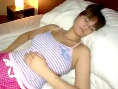 イイ女すぎる白人の美人奥さんを夜這い！静かにしててねと勃起チンポをメス穴に結合させて種付け孕ませ汁を膣内射精！