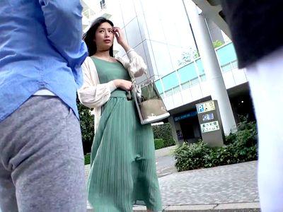 スレンダー長身170cmの巨乳クビレのスゴい美人妻を素人ナンパ！巨根を疑似騎乗位で発情させて人妻NTRセックス！