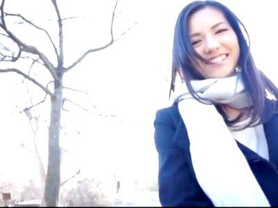 綺麗な人妻は旦那とのSEXが合わずに欲求不満を爆発！浮気不倫な寝取られセックスを自ら志願して淫乱ビッチに乱れる！