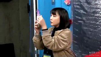 お金を握らせて断れない状態になっちゃった黒髪ショートカットの美巨乳お姉さん！キレイな肌の美尻が美味しそう