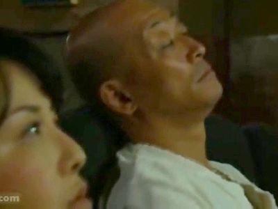 映画館で美熟女が変態にセクハラ痴漢されているのか淫乱痴女ビッチに逆痴漢しているのかヒントは閉経して恐れるものは何もない