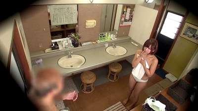 アイドル級で童顔ロリかわいいお姉さんがタオル一枚で男湯に突撃！赤面えちえちな淫乱痴女ビッチ！