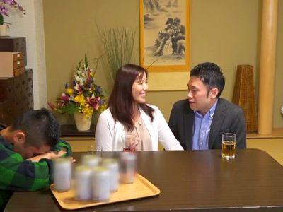 『あなたのお兄さんに相手されてないのよ？』欲求不満の人妻が義弟に欲情発情して淫乱痴女ビッチに誘惑！旦那の近くで中出しSEX開始！