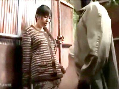 露出狂のオジさんが美女にベロキスして対面立位で突きまくる！フィニッシュも対面立位だったら良かったのに！ｗ