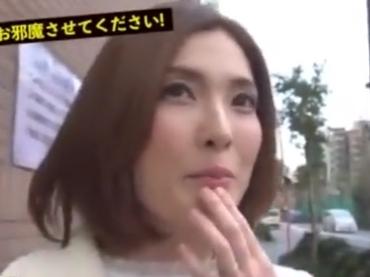 街ゆく四十路の奥さんを人妻ナンパして図々しく自宅へ押しかけ！押しに弱いエロ巨乳おっぱいの奥さんに人妻NTR中出しSEX！