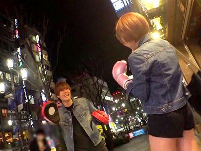 ストレスが溜まっている美脚お姉さんが殴られ屋の素人ナンパ変態企画で性欲発散！ソファとベッドで騎乗位だぁ！