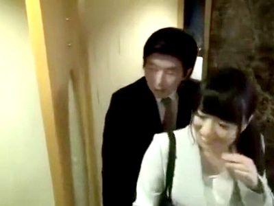 充実した生活を送る人妻OLだが性活だけは欲求不満のようで…ラブホで後輩の男性と二人きりだとどうなるかモニタリング！