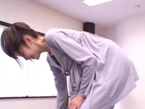 スレンダーなお姉さんが羞恥な着替え＆透け透け水着でローションオイルでヌルヌルずらしハメ！ガン突き鬼ピス激ピスSEX！