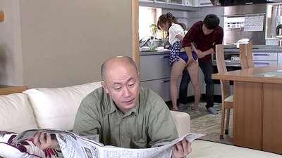 妖艶な熟女の義母が再婚相手の息子とイケない浮気不倫の不貞SEX！種付けプレスの【パチュパチュ】音が淫靡でエロすぎる…！