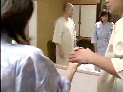 四十路のエロ美熟女が欲求不満解消＆インポの旦那の趣味で”絶倫チンポ”と3Pと人妻NTRセックス！夫婦交換スワップもの！