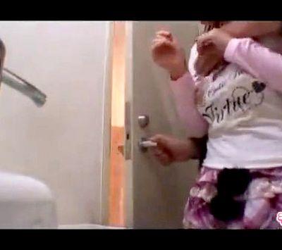 ロリかわいい妹だからって便所で強制レイプする鬼畜で変態な兄！その一部始終を隠し撮りカメラが捉える！