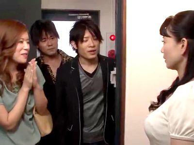 欲求不満な人妻が友だちのママさんの誘いで主婦の合コンに！そこの若い男と仲良くなり不貞で爛れた不倫SEXをしていく