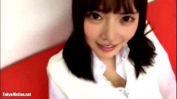 アイドル級のかわいいJKちゃんに狭いソファの上でギシギシとSEXして種付けザーメンを膣内射精！
