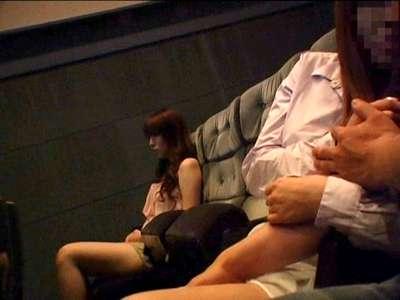 映画館で隣のバカップルがベロチューし始めた！それを見た女が欲情発情して知らない男とSEXする超淫乱ビッチ！