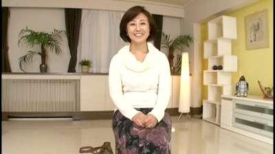五十路目前のかわいい奥さんは浮気願望ありでAV撮影に応募！童顔だが一人エッチを始めると途端にメスの顔に！