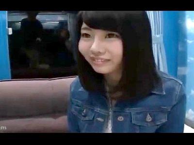 デカパイでクビレなJDが友だちが近くに待機している中でデカチンの男にガン突きSEXでバコバコと羞恥に性交
