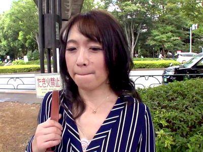 言いなり美人の人妻熟女がお外で母乳を飛ばす！ヤリ部屋に移動して授乳SEX！