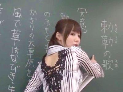 美人の女教師がイタズラ・イジメの対象になりかけたがデカチン生徒が助け舟！お礼というか発情して淫乱痴女ビッチにSEX！
