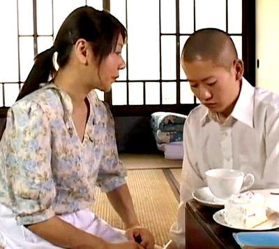 『オナニーしたくなったら言って頂戴。母さん何でもしてあげる』昭和テイストが味わい深い母子相姦SEXのエロドラマ！