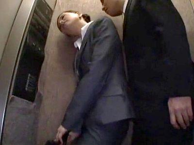 千鳥足の泥酔OLをエレベーターでセクハラ痴漢したら発情！パンスト素股から対面立位SEXして背面立位な立ちバック！酔い覚ましにザーメンぶっかけ！