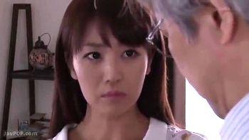 美人な奥さんがお義父さんの想いに共感してカラダの関係に！立派すぎるマラを上のお口にも下のお口にも受け入れちゃう