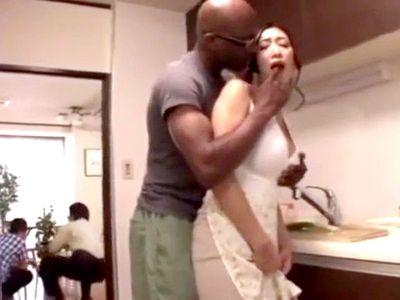 巨乳の人妻には黒人のビッグコックがお似合い！？バレないようにキッチンの壁際の死角で不貞不倫の声ガマンな不倫SEX！