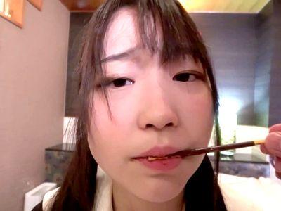 『食べていい？』『…食べるんですか？（…変態だぁ）』地味かわいい制服JKをラブホに連れ込みエロSEX！