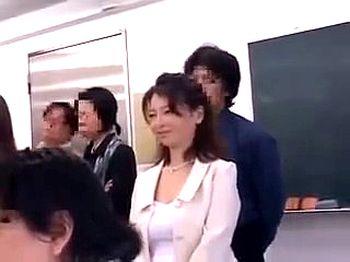 巨乳の熟女妻が授業参観でひとりの男に痴漢されちゃう！次第に過激になっていく男に最後はレイプされて放心状態になる
