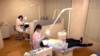 糞かわいい歯科衛生士のお姉さんが患者の男とエロい展開に！近くにいる歯科医と別の患者にバレないように声ガマン！