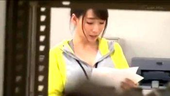 美巨乳でクビレなインストラクター女子をレイプしたら壊れたか！？自らで杭打ち騎乗位で美尻を揺らしてピストン開始！