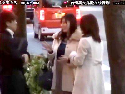 ママ友コンビが若い男性を逆ナンパしてお持ち帰り！不貞不倫な浮気を旦那が帰宅前に済ます！おっぱいサンドイッチ！