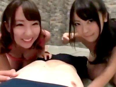 可愛くて巨乳おっぱいのAV女優が二人がかり寝そべった男の勃起チンポを誘惑発情！フェラ＆手コキでご奉仕しちゃう！