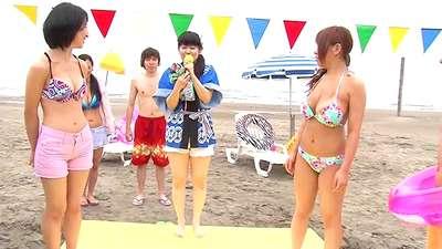 海で解放的な気分になって更に野球拳ゲームで盛り上がり近親相姦SEXまで至る変態な展開がエロい！