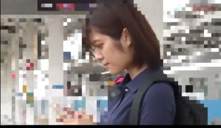 個人撮影　狙われたJK　ナンパそのまま駅？で立ったまま手マン潮吹き！　